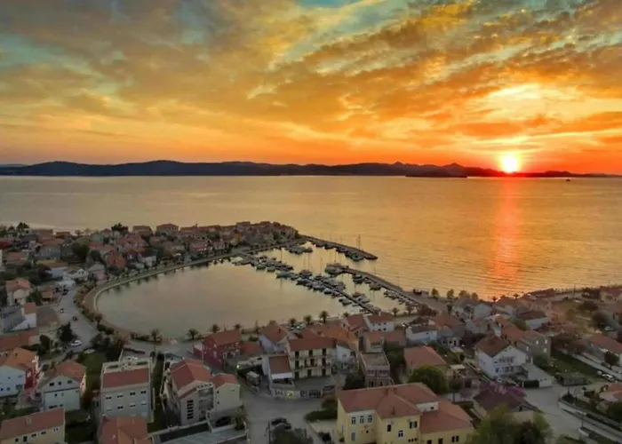 In With Adriatic Views Vikendica *